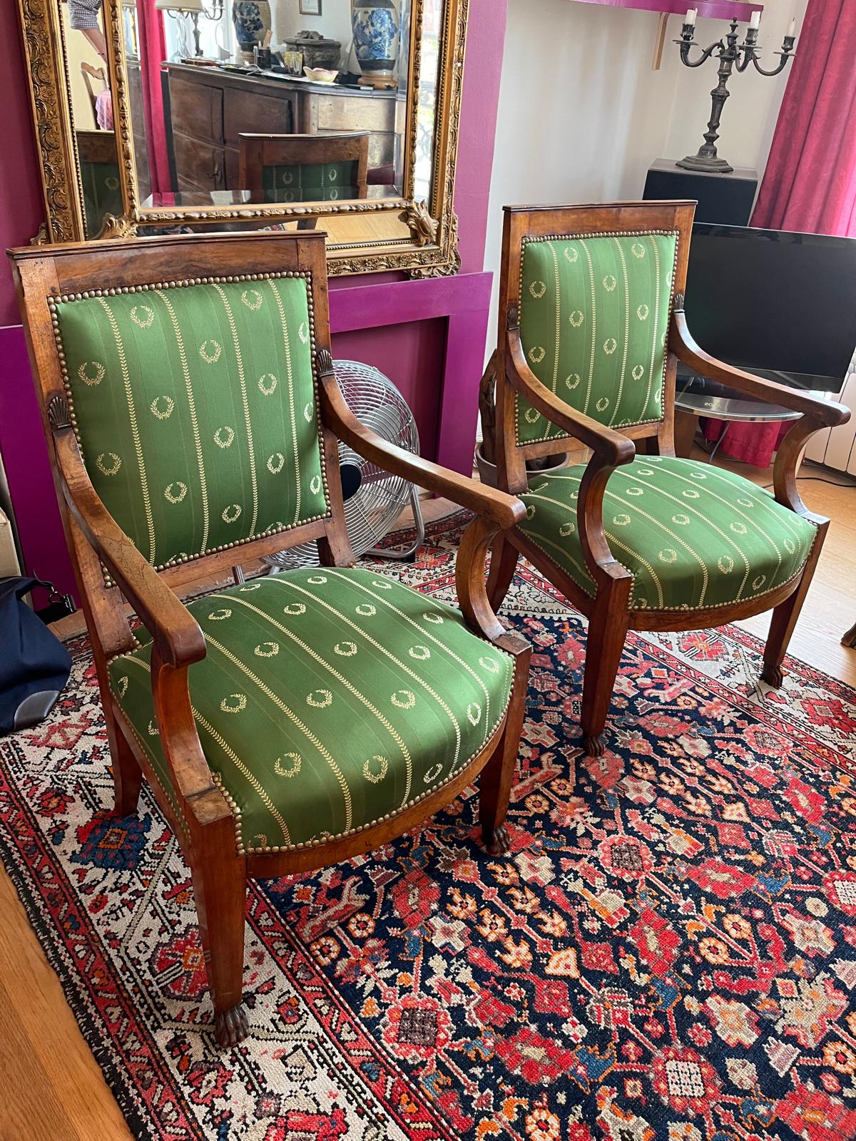 Fauteuils anciens en bois avec tissu vert à motifs dorés