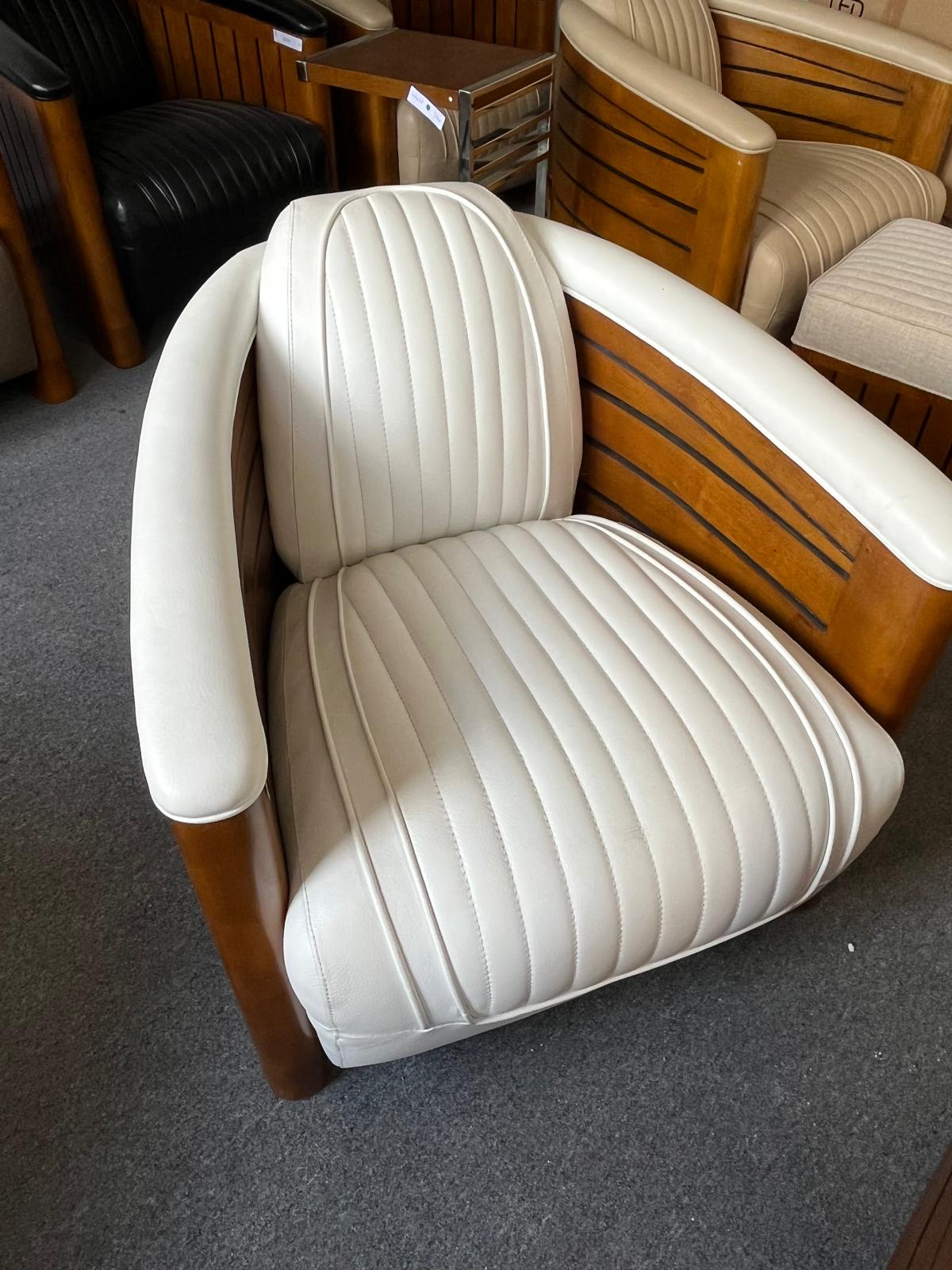 Fauteuil en bois et revêtement ivoire
