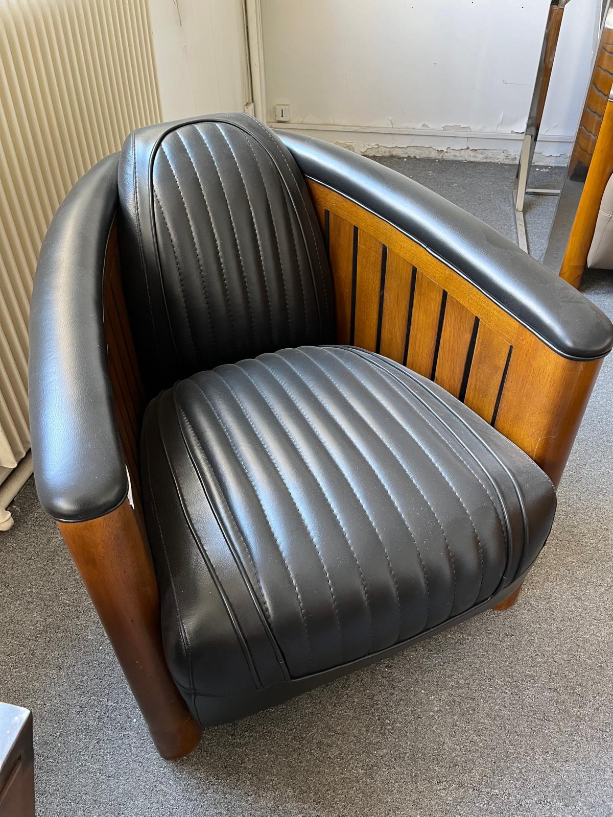 Fauteuil en bois et revêtement noir à coutures verticales
